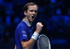 Thắng nghẹt thở Zverev, Medvedev vào bán kết ATP Finals