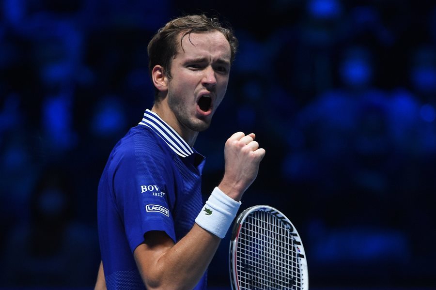 Thắng nghẹt thở Zverev, Medvedev vào bán kết ATP Finals