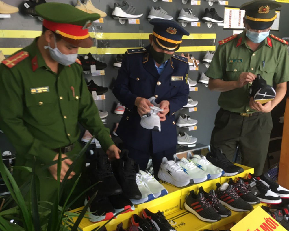 Phá tổng kho Bắc Ninh chứa 5.000 đôi giày giả nhãn hiệu Nike, Adidas