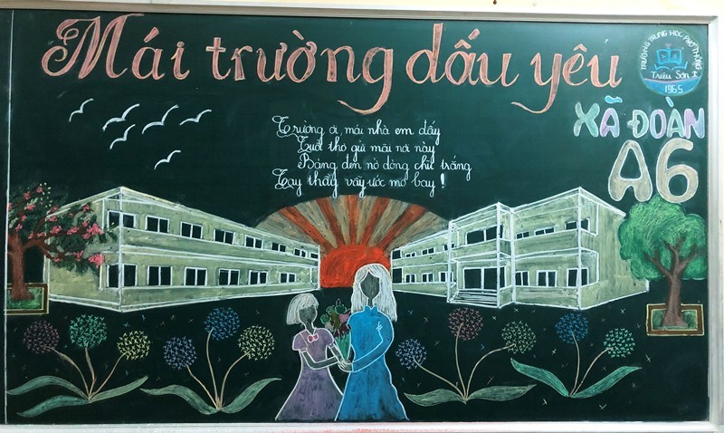 Những bức tranh vẽ trên bảng đen thể hiện lòng biết ơn thầy cô của học sinh xứ Thanh