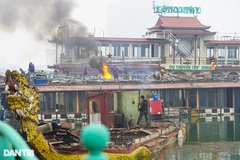 Hà Nội: Cận cảnh tháo dỡ bãi tàu thuyền hoang phế nhiều năm ở hồ Tây