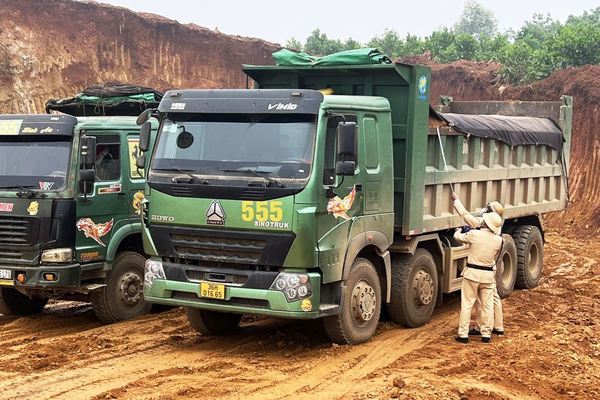 Công an vào cuộc vụ người dân mang thùng phuy chặn đoàn xe chở đất