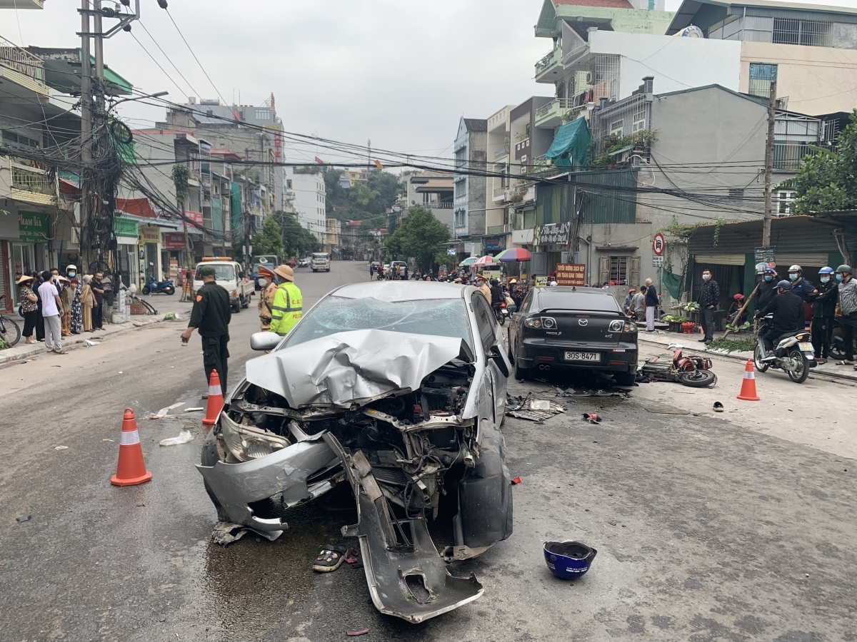 Ôtô chạy tốc độ cao tông hàng loạt xe máy ở Quảng Ninh, nhiều người bị thương