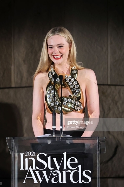 'Công chúa' Elle Fanning gây sốc khi diện xích đính kim cương thay áo