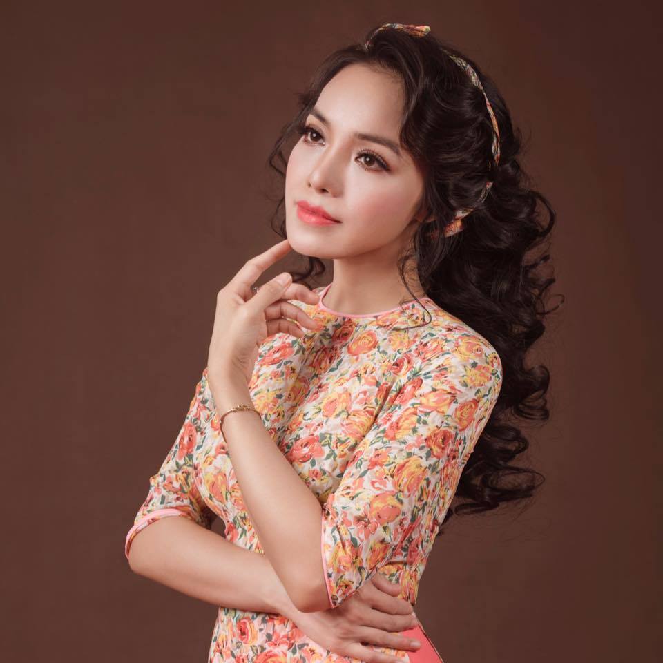 Những cô giáo xinh đẹp, nóng bỏng của showbiz Việt