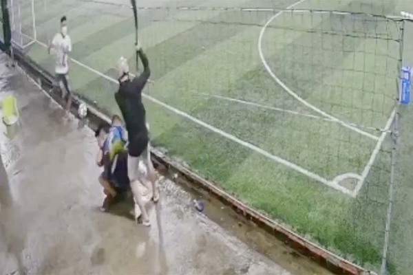 Điều tra vụ truy sát ở sân bóng đá