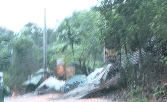 Sau tiếng nổ lớn, một quả đồi ở Quảng Nam sập xuống đè bẹp nhà dân