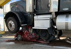 Khó có thể tin nữ tài xế sống sót sau khi ô tô bị xe tải nghiền nát