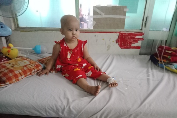 Con trai bại não, con gái ung thư, mẹ nghèo hy vọng mong manh