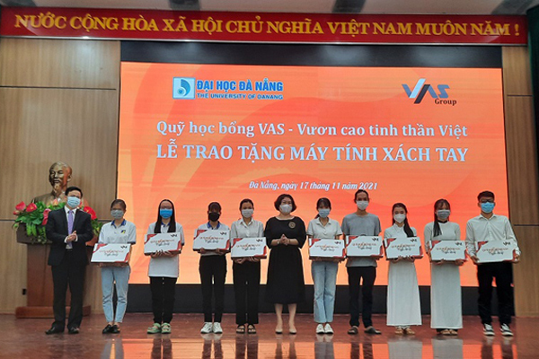 Quỹ học bổng VAS trao 170 máy tính cho sinh viên nghèo hiếu học