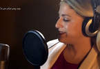 Ca khúc ‘Bụi phấn’ khác lạ qua tiếng hát nữ Tùy viên sứ quán Mỹ
