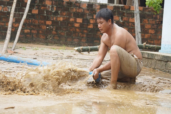 Người dân Bình Định oằn mình dọn bùn tràn vào nhà sau sự cố lở núi Cấm