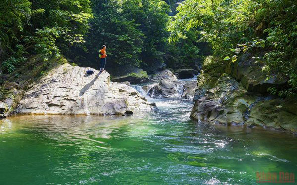 The magnificent beauty of Toc Tien Waterfall, Dong Chau Forest in Quang Binh