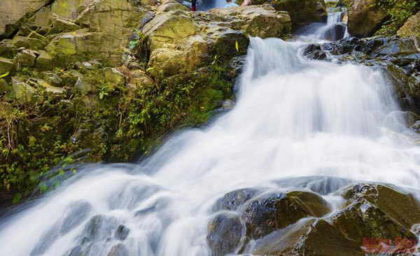 The magnificent beauty of Toc Tien Waterfall, Dong Chau Forest in Quang Binh