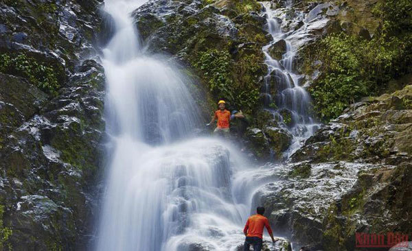 The magnificent beauty of Toc Tien Waterfall, Dong Chau Forest in Quang Binh