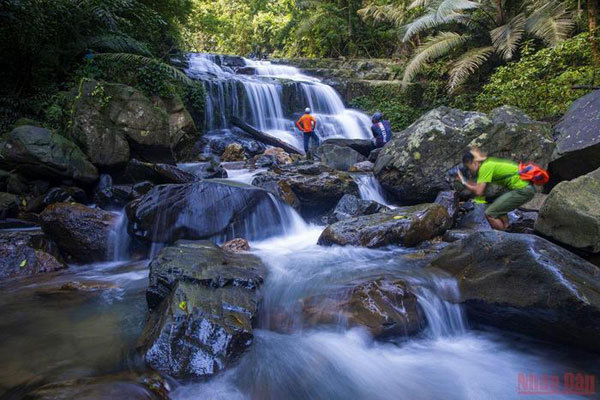 The magnificent beauty of Toc Tien Waterfall, Dong Chau Forest in Quang Binh