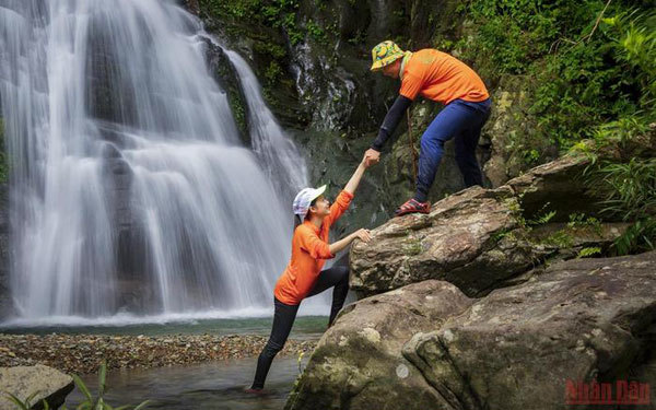 The magnificent beauty of Toc Tien Waterfall, Dong Chau Forest in Quang Binh