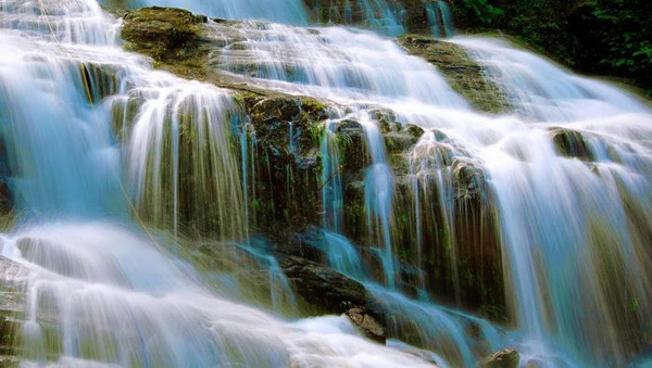 Toc Tien Waterfall là một trong những thác nước ấn tượng tại Việt Nam, với vẻ đẹp hoang sơ và hùng vĩ sẽ khiến bạn say đắm và muốn khám phá bí ẩn ở đó. Hãy cùng xem hình ảnh những dòng nước chảy xiết ở Toc Tien Waterfall và cảm nhận sự tuyệt vời của thiên nhiên.