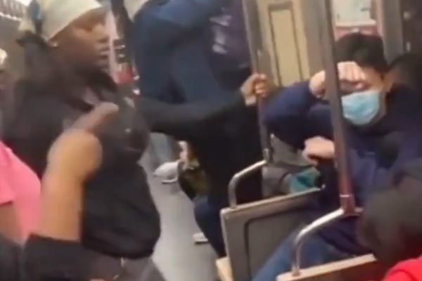 Video người gốc Á bị bạo hành trên tàu điện ngầm ở Mỹ