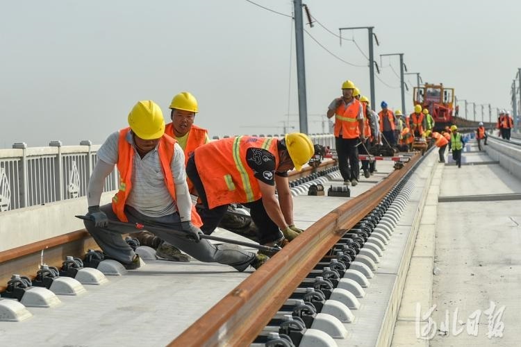 Xem công nhân Trung Quốc lắp gần 172km đường ray trong 3 tuần