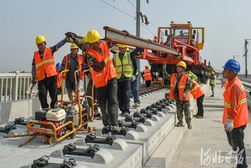 Xem công nhân Trung Quốc lắp gần 172km đường ray chỉ trong 3 tuần
