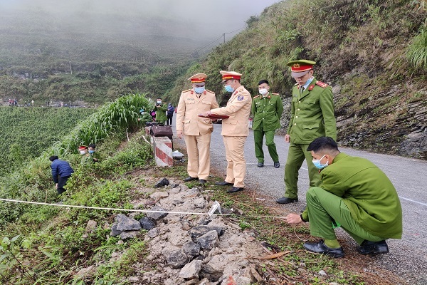 Xe chở 4 người lao xuống đèo Mã Pì Lèng, 3 người tử vong