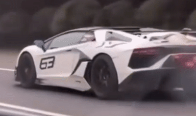 Không thấy cảnh báo từ người đi đường, siêu xe Lamborghini bị thiêu rụi