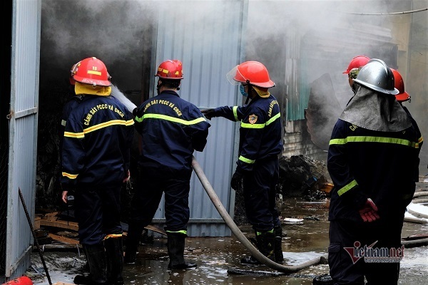 Cháy kho chứa đồ điện tử trong chợ Kim Lũ, người dân hốt hoảng bỏ chạy