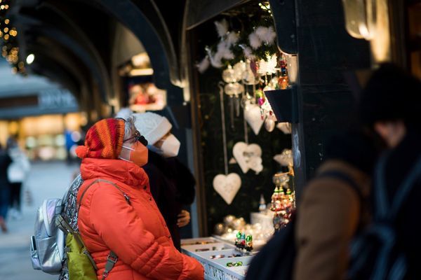 Bóng đen Covid-19 phủ châu Âu, nhiều hạn chế với người chưa tiêm vắc-xin