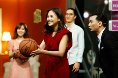 Diễn viên Thu Quỳnh thử sức với trò chơi ném bóng rổ