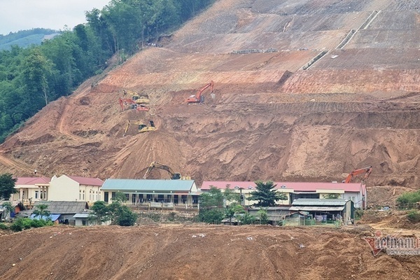 Thanh Hóa: Sở và huyện bất nhất về việc nhà thầu đổ đất xuống sông Mã