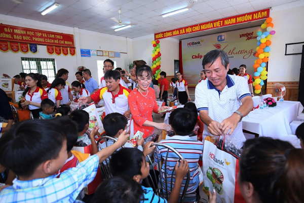 Doanh nhân tỷ phú Nguyễn Thị Phương Thảo, nỗ lực đặc biệt với sự nghiệp trồng người