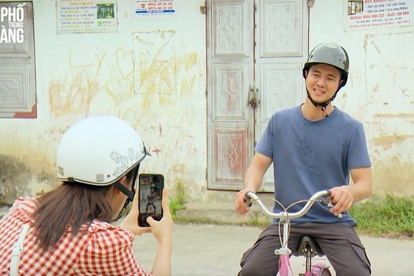 'Phố trong làng' tập 10, Hoài yêu cầu Đông diễn trò trước mặt Hải bán quạt