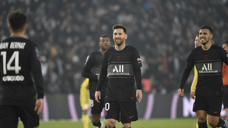 Messi lập siêu phẩm, PSG thắng trận khó tin