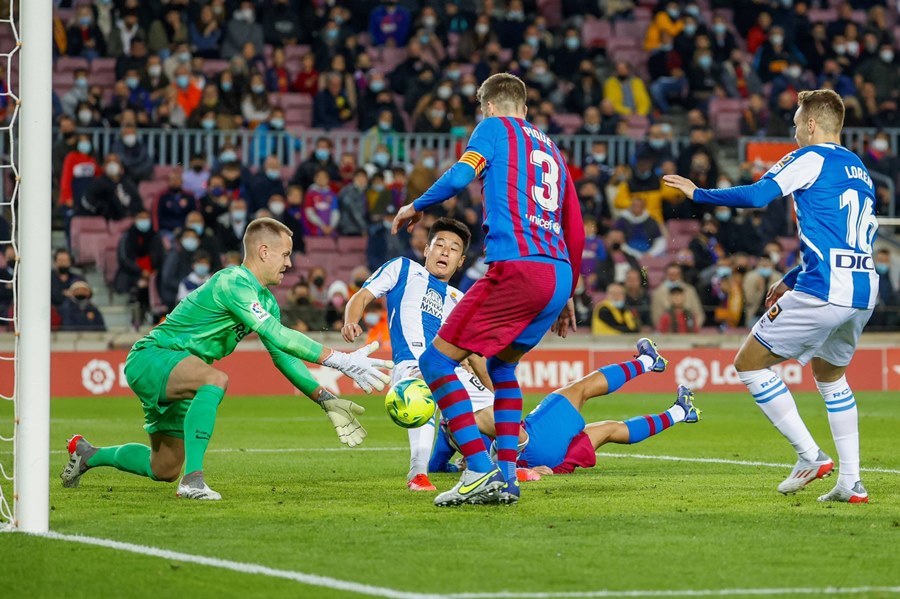 HLV Xavi ra mắt, Barcelona thắng giải hạn