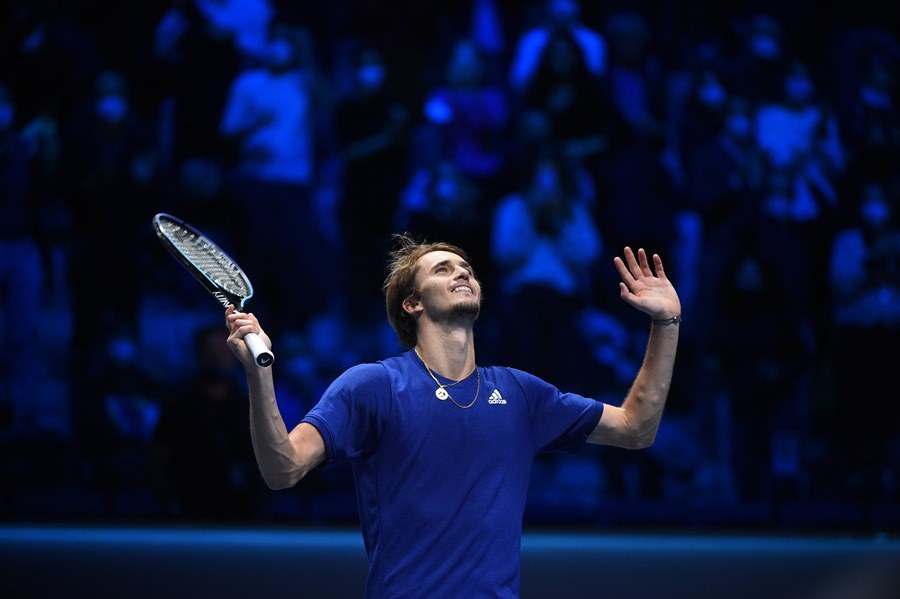 Hạ Djokovic, Zverev chiến Medvedev ở chung kết ATP Finals