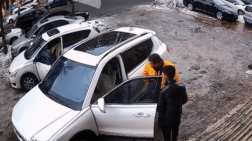 Vật thể từ tầng 15 giáng xuống thủng kính ô tô, tài xế thoát chết