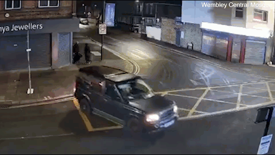 Trộm lái xe húc tung cửa hàng đồ trang sức trong đêm
