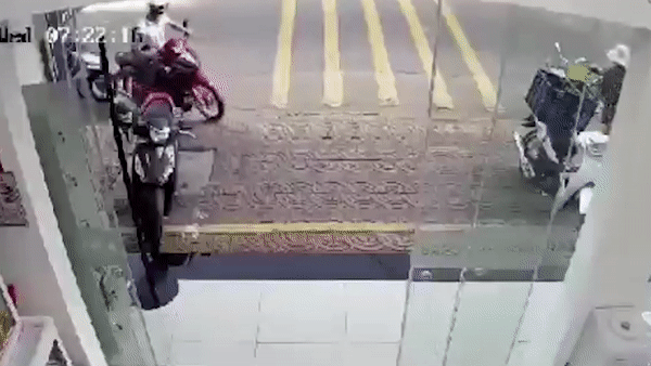 Trộm xe máy rồ ga tháo chạy nhưng điều bất ngờ xảy ra