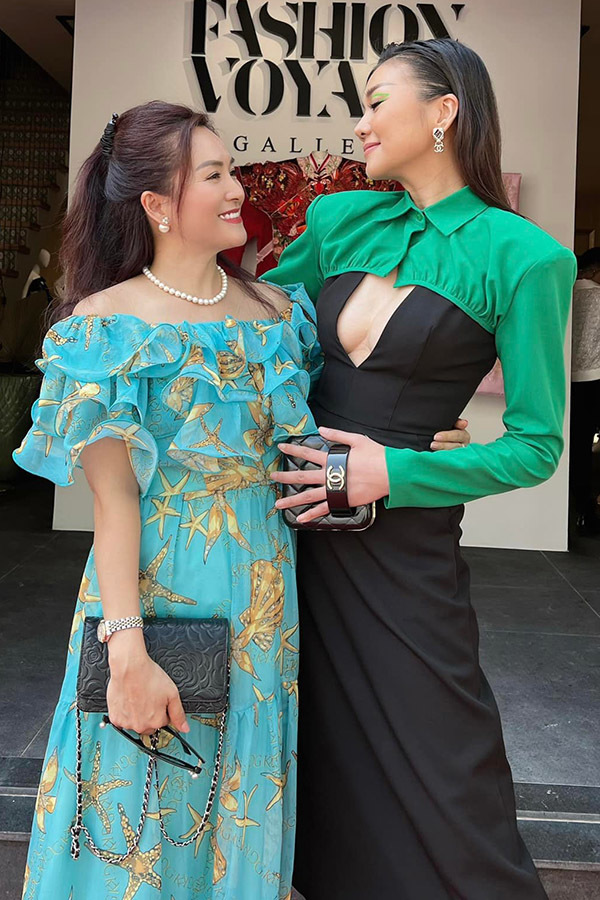 Siêu mẫu Thanh Hằng và vợ Bình Minh quấn quýt bên nhau ở Phú Quốc