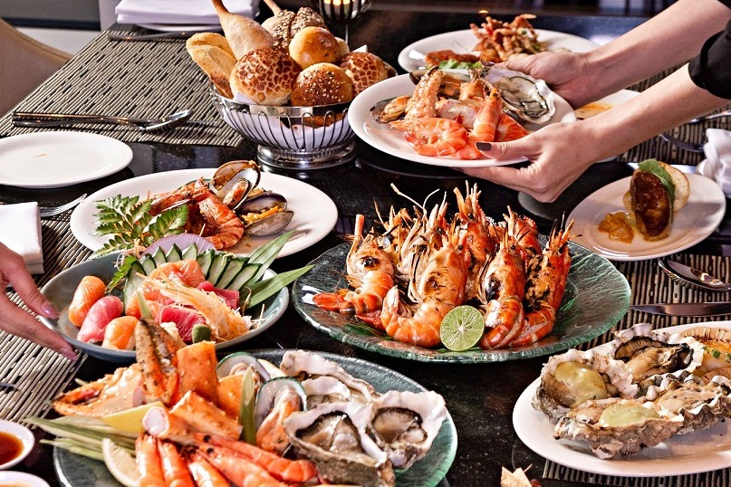 Khách Việt tranh cãi 'nảy lửa' vụ nhà hàng buffet 'cấm cửa' người ăn 4kg tôm một lúc