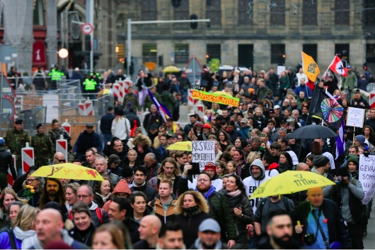 Châu Âu bắt nhiều người biểu tình phản đối lệnh hạn chế phòng chống Covid-19