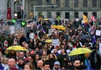 Châu Âu bắt nhiều người biểu tình phản đối lệnh hạn chế phòng chống Covid-19