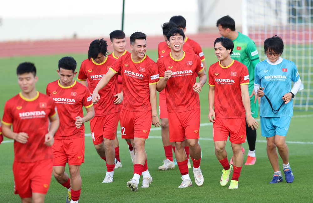 Tuyển Việt Nam tập sân đẹp như Ngoại hạng Anh, hào hứng cho AFF Cup