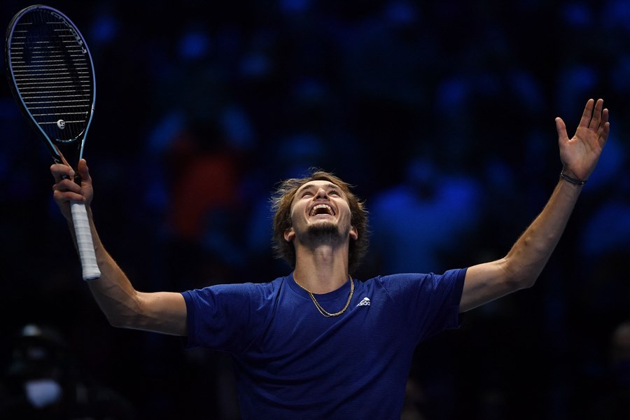 Thu được món nợ từ Medvedev, Zverev lần thứ hai vô địch ATP Finals