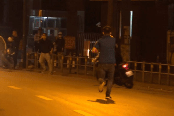 Video công an vây nhóm ‘quái xế’ đua xe náo loạn đường phố Hà Nội