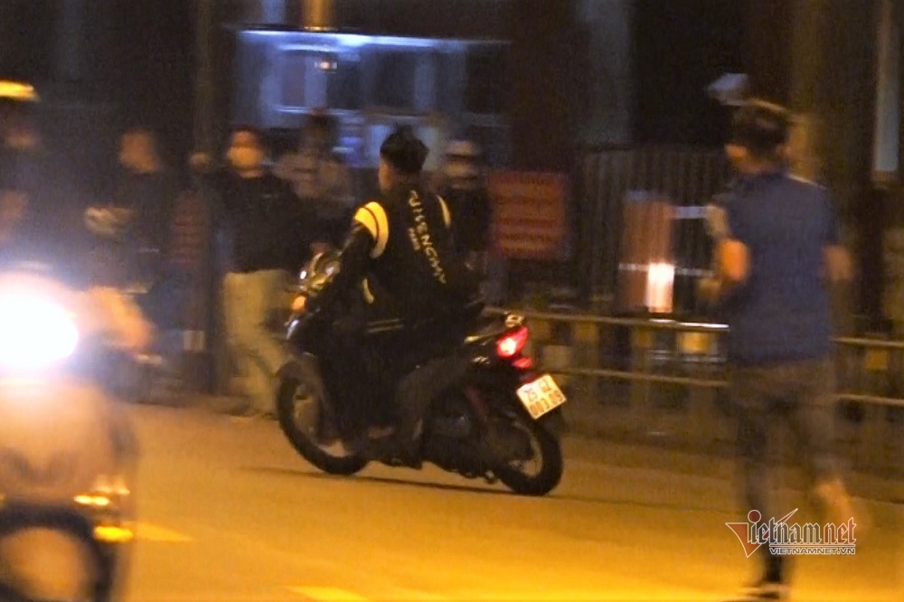 Xem cảnh quái xế lọt vào 'trận địa mai phục' khi đua xe trên phố Hà Nội