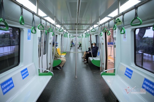 Tàu Cát Linh - Hà Đông vắng khách trong ngày đầu tuần