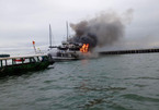 Hai tàu du lịch cháy dữ dội trên vịnh Hạ Long