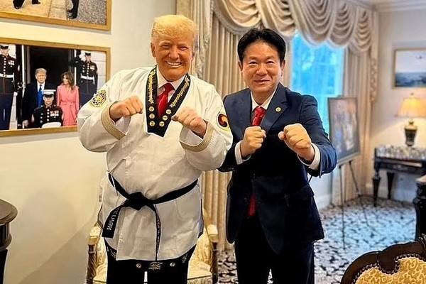 Ông Trump được trao cửu đẳng huyền đai Taekwondo